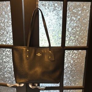 Coach Black Leather Tote Elegant Structured Design